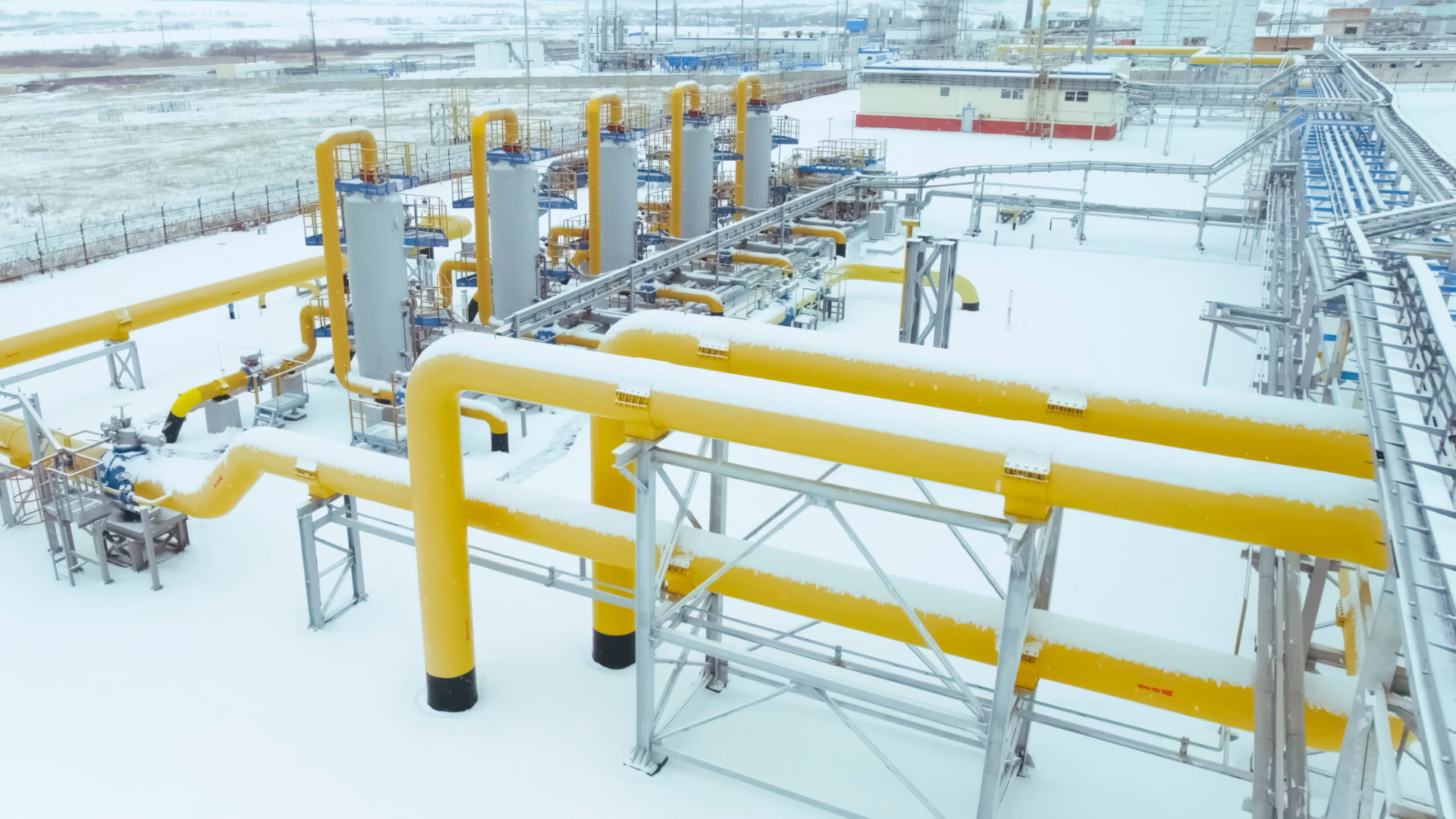 Gas pipelines in gas treatment plant for a liquefied natural gas